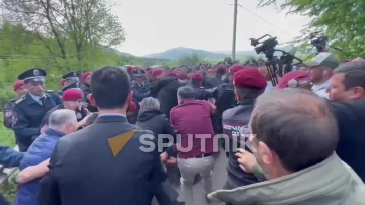 Полиция Армении жёстко задерживает протестующих против односторонней ...