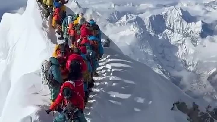 Гигантская пробка на Эвересте: альпинисты столпились у вершины