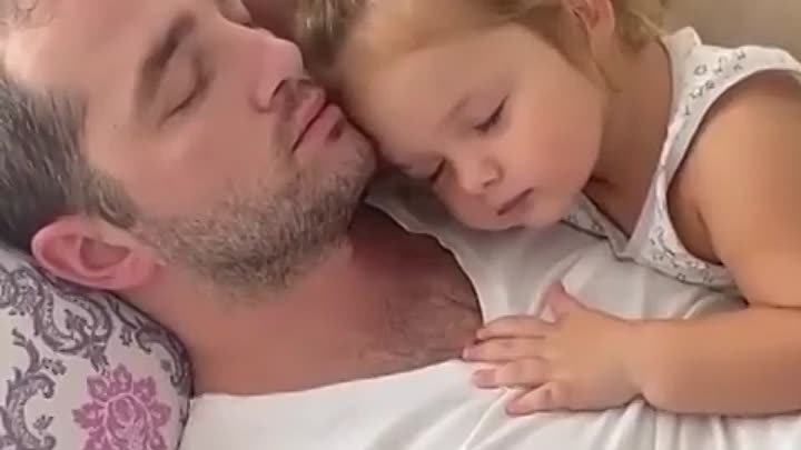 С папочкой так сладко спится!