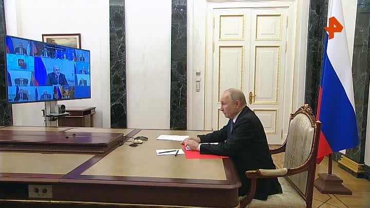 Путин провел оперативное совещание с постоянными членами Совета Безо ...