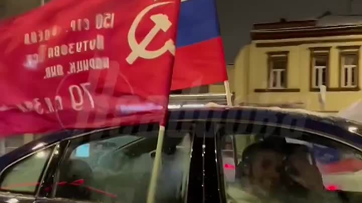 Москва встречает День Победы под гул клаксонов и море флагов