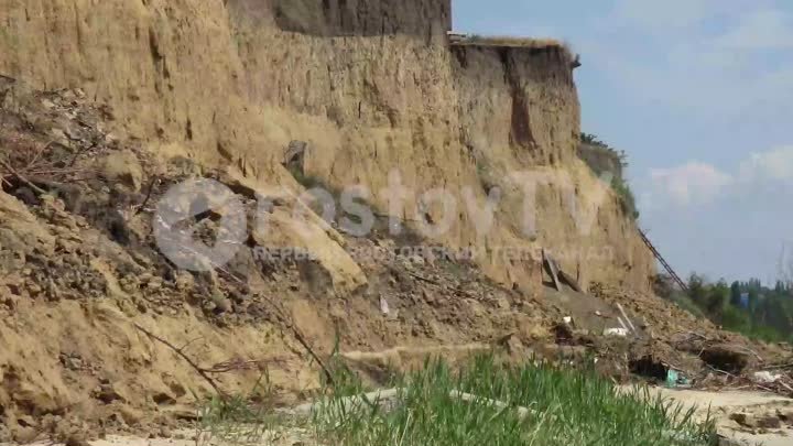 Дорога по ул. Набережной в Таганроге разрушается из-за воды