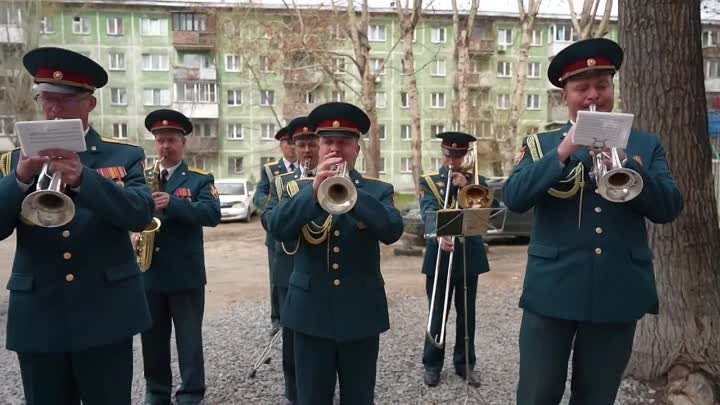 Парад для 101-летней участницы войны устроили курсанты в Новосибирске