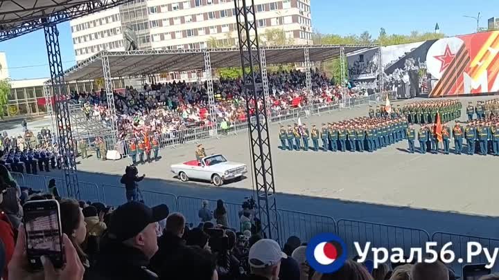 Парад начался со встречи государственного флага и знамени Победы.