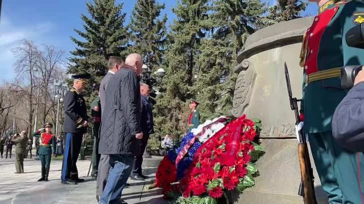 Возложение цветов к памятнику маршалу Советского Союза Георгию Жукову