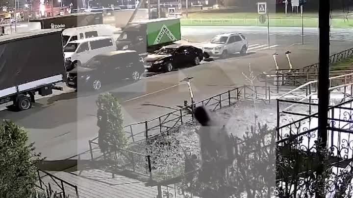 Видео с вандалом, который облил Знамя победы в Петербурге