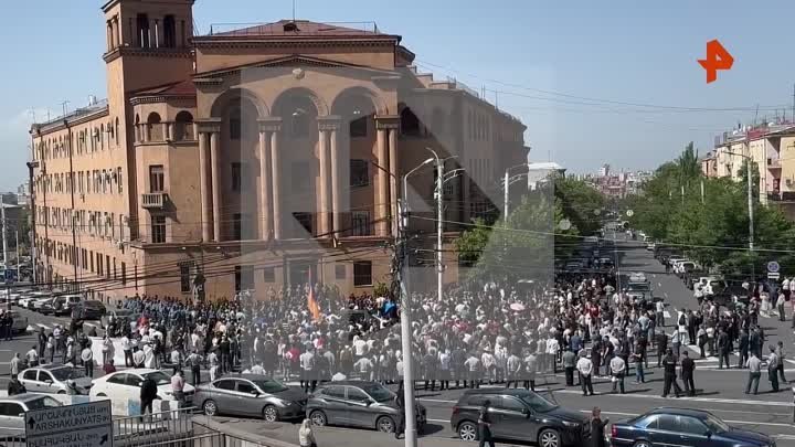 Митингующие в Армении устроили шествие к МВД
