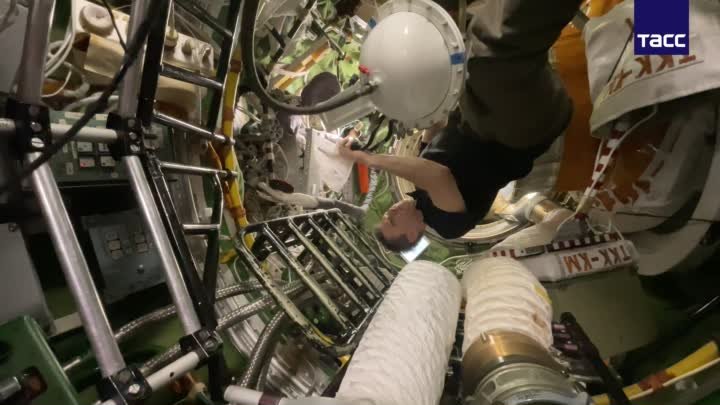 Космонавты провели сепарацию гидросистем скафандров
