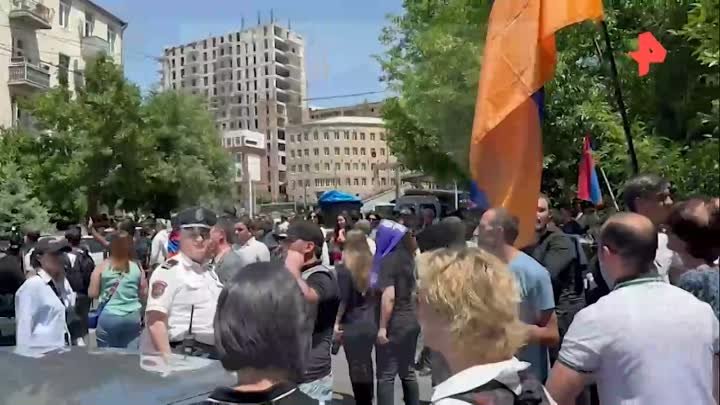 Протестующие в Армении аплодируют речи своего лидера
