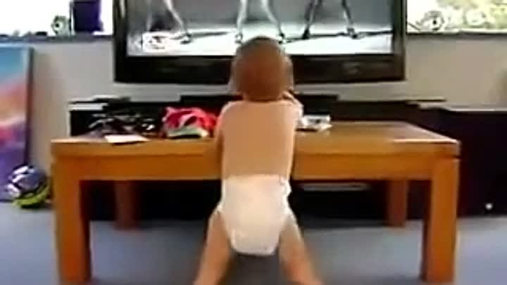 Малыш танцует перед телевизором