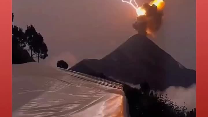 Молния бьёт в вулкан!