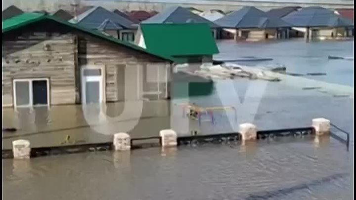 Оренбургская семья из затопленного поселка живет на крыше дома в палатке
