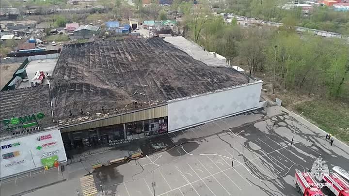 На видео — начало пожара в хабаровском "РемСити" и его пос ...