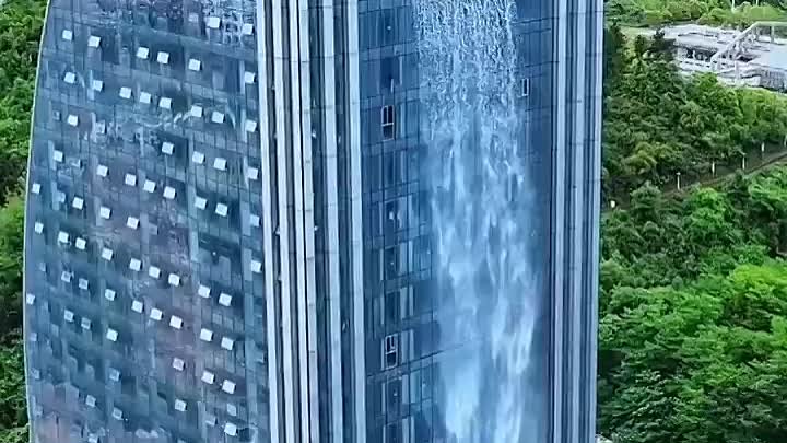 Искусственный водопад высотой 121 метр в городе Гуйян