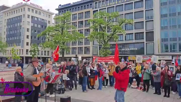 Пение «Катюши», русские народные танцы и флаги РФ на улицах Германии ...