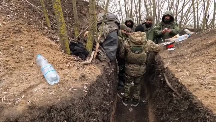  Русские бойцы и непальские добровольцы на одном из направлений. Поп ...