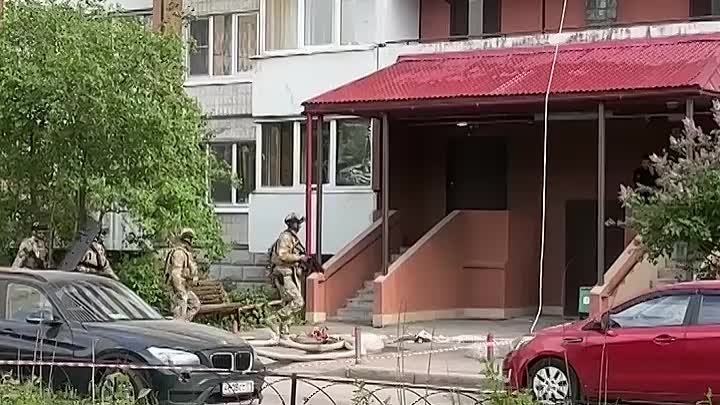 В Петербурге мужчина открыл огонь по полицейским, забаррикадировавши ...