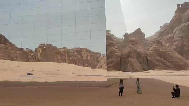 Саудовская Аравия: зеркальное здание в пустыне