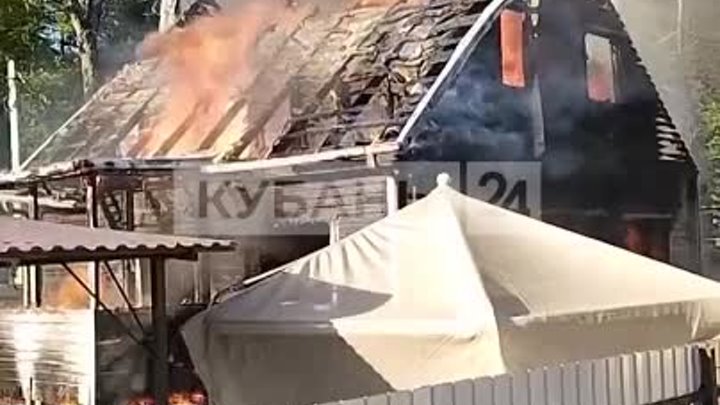 Практически дотла сгорел деревянный жилой дом на улице Саят-Нова в Сочи