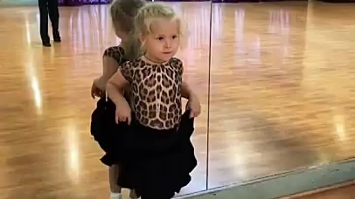 Mila (4 yers old) Practice #chachacha.mp4