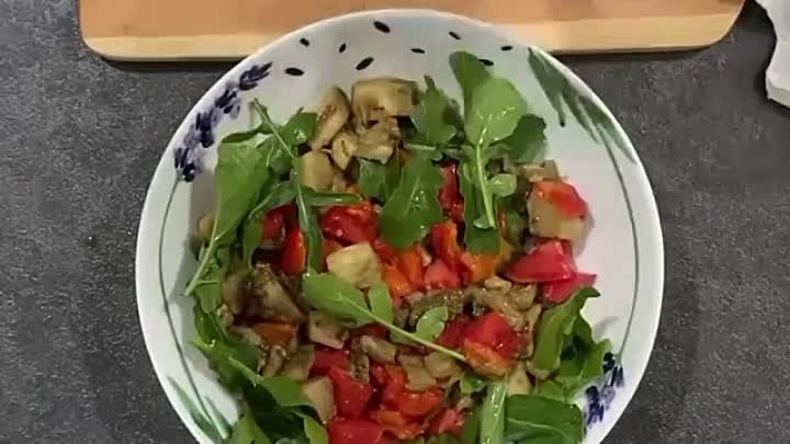 Салат с запечёнными овощами без вреда для фигуры