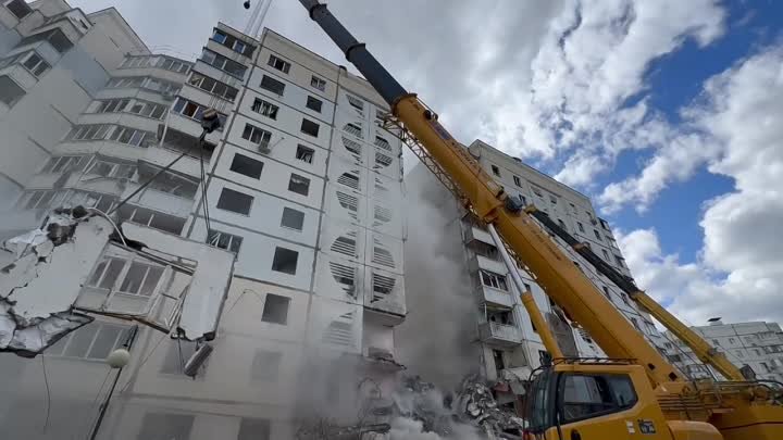 Разбор завалов после обрушения подъезда многоэтажки в Белгороде