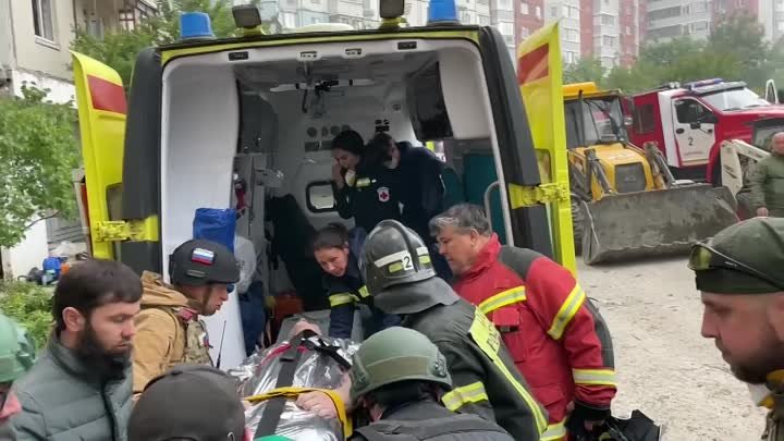 Спасатели достали из-под завалов обрушившегося в Белгороде дома живо ...