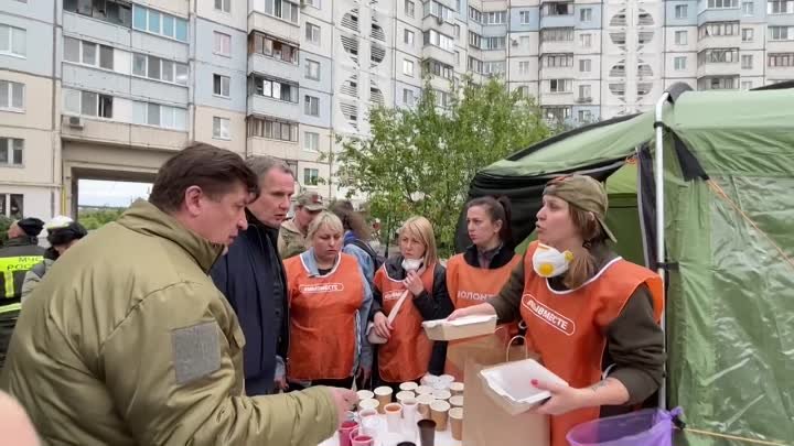 Пункты питания открылись во дворе обрушенного дома в Белгороде