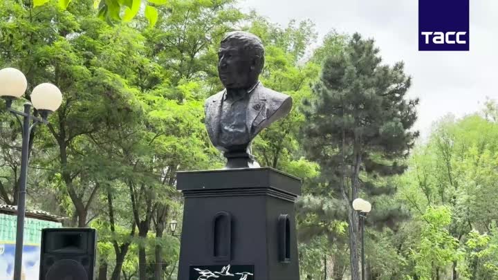 Памятник Расулу Гамзатову открыли в Астрахани