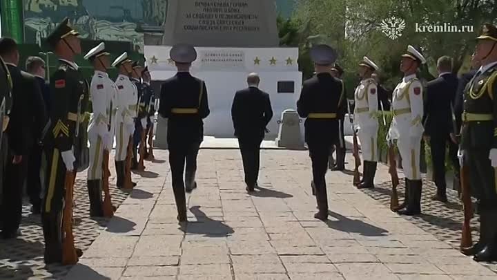 Путин возложил цветы к памятнику советским войнам, погибшим за освоб ...