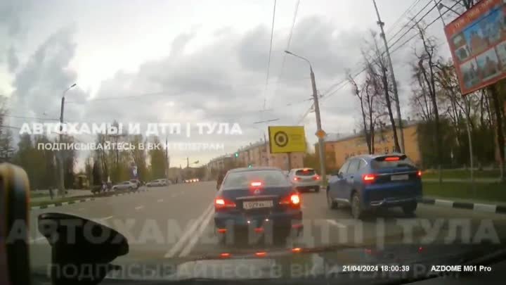 врезался на повороте