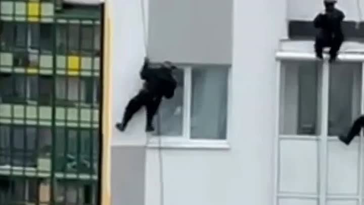 Полицейские штурмом через окно задержали наркодилера из Мурино