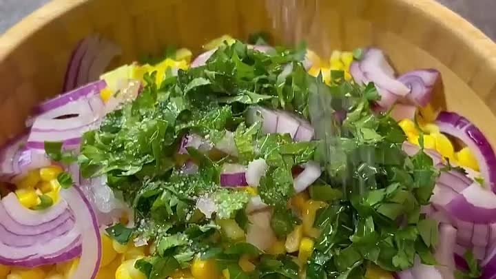 Необычный салат с кукурузой