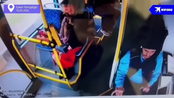 Видео из автобуса, упавшего в реку Мойку в Петербурге (1)