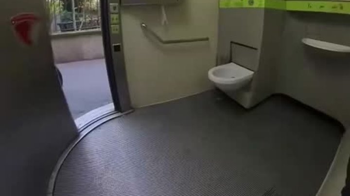 Самоочищающийся туалет в Париже