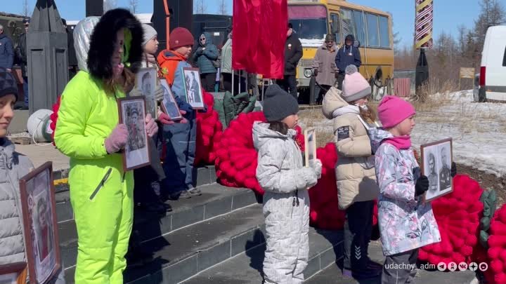 Встанем
Пока ещё с вами мы живы и правда за нами
Там сверху на нас к ...