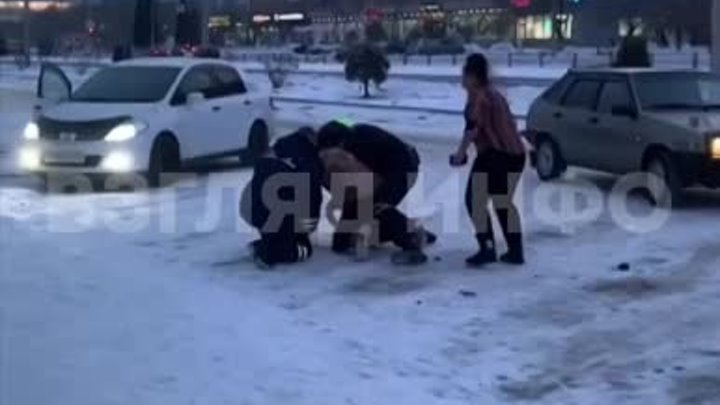 В суд Минусинска поступило дело женщины, напавшей на полицейских из- ...