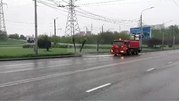 Мытье дорог в дождь в Красноярске