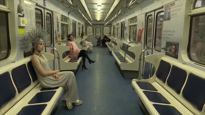 В метро запустили вагон-музей «Старый дом»_ первыми проехали актёры