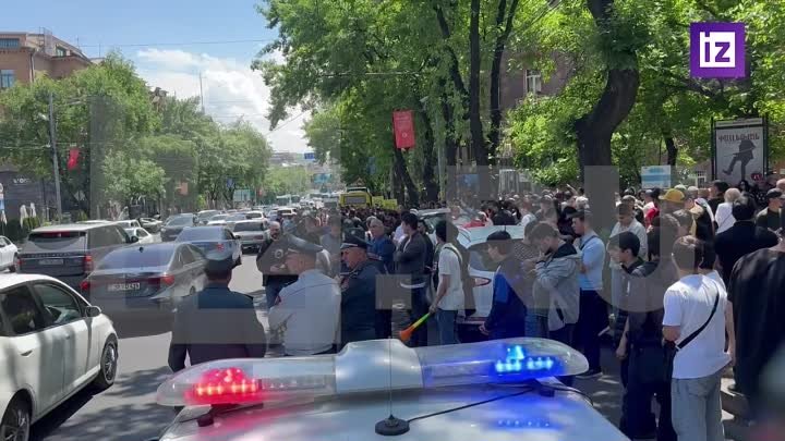 Студенты и молодежь заблокировали половину улицы Баграмяна в Ереване ...