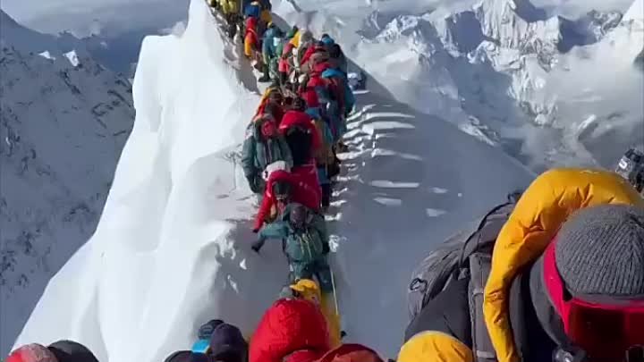 На Эвересте образовалась пробка из людей