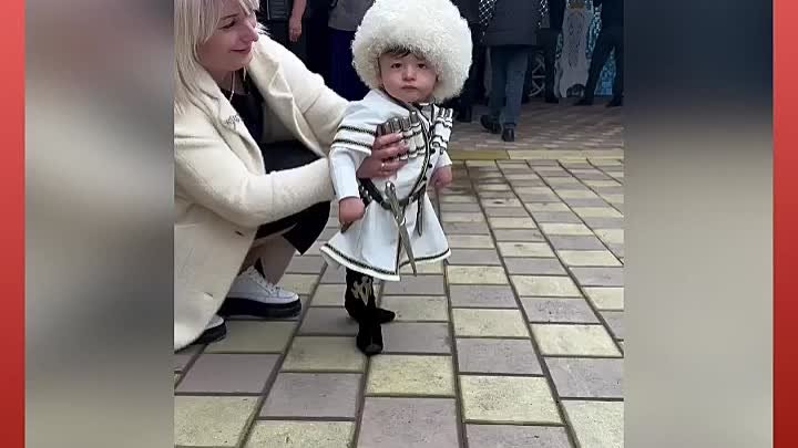 У этого малыша танец уже в душе 😍