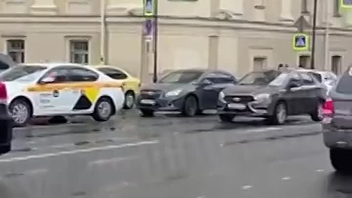 Автобус упал в Мойку