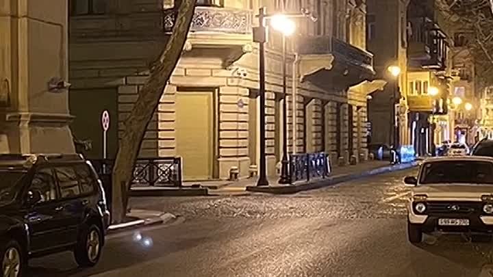 Ночные улочки Баку...
_Джалал Аббасов..