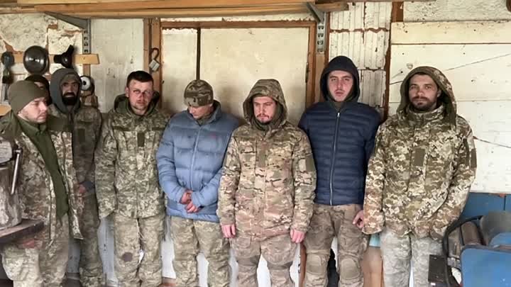 Взятые в плен украинские военнослужащие на одном из опорников у н.п. ...