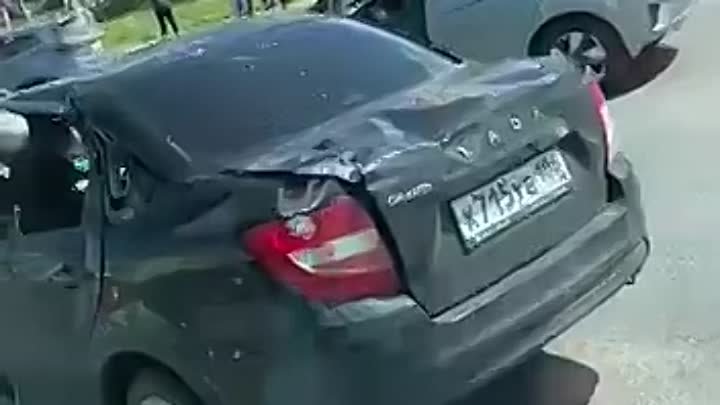 Столб проткнул машину в Тюмени