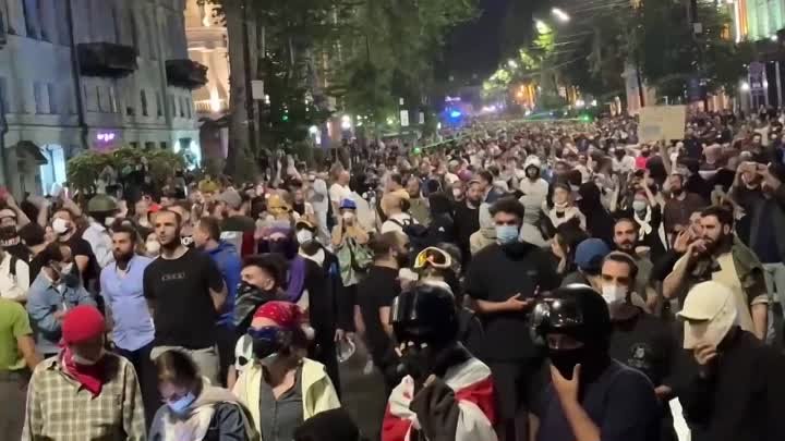 Протестующие в Тбилиси скандируют что-то на грузинском.