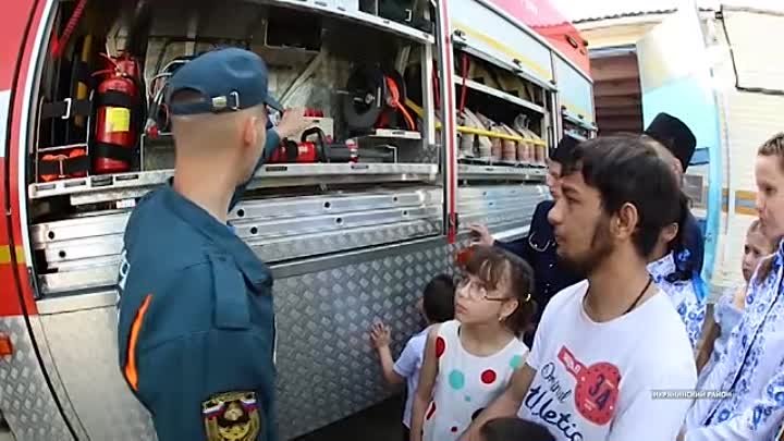 Юные астраханцы поздравили спасателей с Днём пожарной охраны России