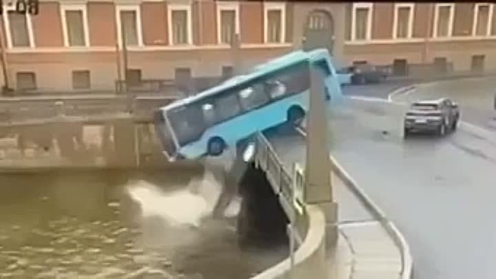 Автобус упал в Мойку в Санкт-Петербурге