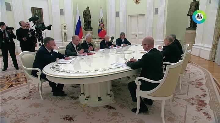 Путин провел встречу с лидерами парламентских фракций